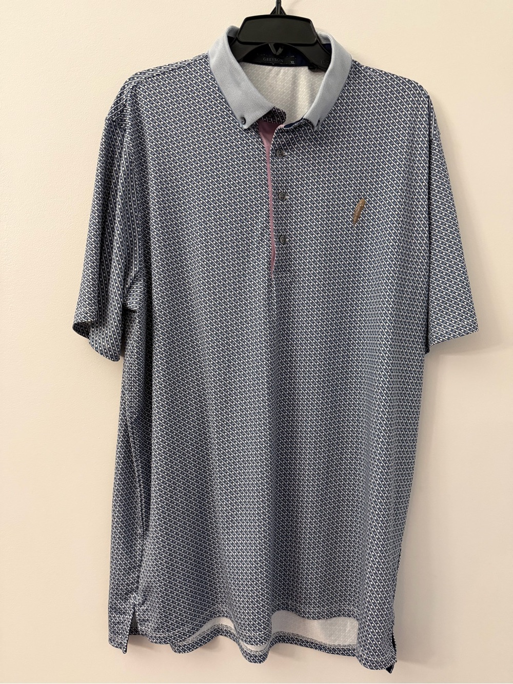 Greyson Golf Polo with  an all-over blue and white chain-link pattern size XL